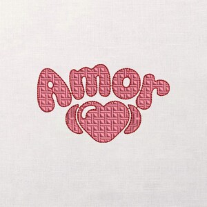 Pode incluir: Design bordado com a palavra "Amor" em rosa, acima de uma forma de coração rosa. O texto e o coração têm uma aparência texturizada e tecida, sobre um fundo branco.