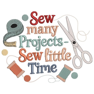 Peut inclure: Motif brodé avec le texte "Sew many Projects - Sew little Time". Le design comprend un mètre ruban, des ciseaux, des bobines de fil et des cercles décoratifs, tous liés à la couture et à l'artisanat.