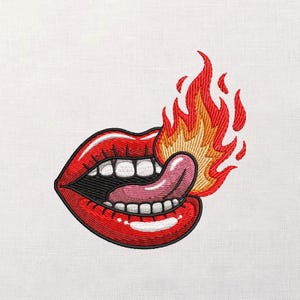 Op de afbeelding: Geborduurd ontwerp van rode lippen met een roze tong en vlammen. De lippen zijn open en onthullen witte tanden en een zwart interieur. De vlammen zijn in tinten rood, oranje en geel.