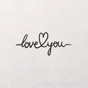 Op de afbeelding: Zwarte cursieve tekst op een witte achtergrond leest "love you", met het woord "love" verbonden met een hartvorm. De afbeelding heeft een eenvoudig, elegant ontwerp, perfect voor romantische of sentimentele thema's.