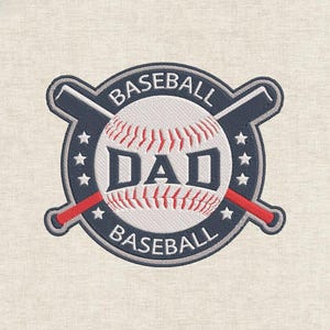 Peut inclure: Écusson de baseball brodé. Le design présente une balle de baseball avec le mot "DAD" au centre, et le mot "BASEBALL" en arc au-dessus et en dessous. Deux battes de baseball croisées sont derrière la balle. L'écusson est bleu marine, rouge et blanc.