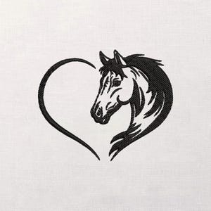 Peut inclure: Motif brodé en noir et blanc d'une tête de cheval dans un cœur. La tête du cheval est détaillée avec une crinière fluide et des traits du visage. Le cœur est formé d'une seule ligne incurvée, créant un thème équestre simple mais élégant.