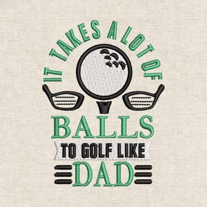 Może przedstawiać: Haftowany wzór z napisem "IT TAKES A LOT OF BALLS TO GOLF LIKE DAD" w kolorze zielonym i czarnym. Projekt zawiera piłkę golfową, kije golfowe i ozdobne linie, wszystko na beżowym tle.