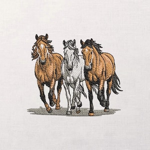 Può includere: Un disegno ricamato con tre cavalli in corsa. Due sono marroni con criniere e code nere, e uno è bianco. I cavalli sono raffigurati con cuciture dettagliate, creando un aspetto strutturato su uno sfondo bianco.