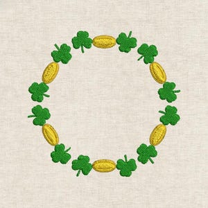 Może przedstawiać: Wyszywany okrągły wzór z naprzemiennymi zielonymi koniczynami i złotymi monetami. Wzór jest wyszyty na jasnobeżowej tkaninie, tworząc teksturowany wygląd. Idealny do rękodzieła i dekoracji na Dzień Świętego Patryka.