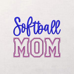 Pode incluir: Uma placa de madeira rústica com a frase "Welcome to our home" em letras brancas. A placa apresenta um acabamento desgastado e um design simples e convidativo, perfeito para uma varanda ou entrada.