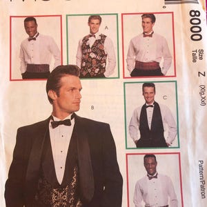 Op de afbeelding: Een vintage McCall's naaipatroon met illustraties van formele kleding. Het patroon toont mannen in smokings, vesten, vlinderdassen en cummerbunds. Het patroonnummer is 8000 en de maat is Z (Xlg, Xxl).