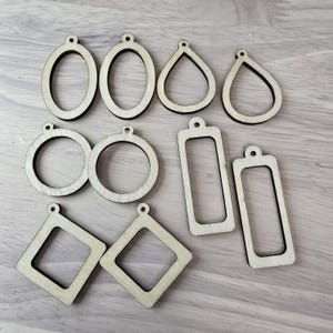 Puede incluir: Un conjunto de 10 piezas en blanco para pendientes de madera sin terminar en varias formas, incluyendo ovalada, lágrima, rectángulo y cuadrado. Las piezas en blanco están listas para ser pintadas, teñidas o decoradas.