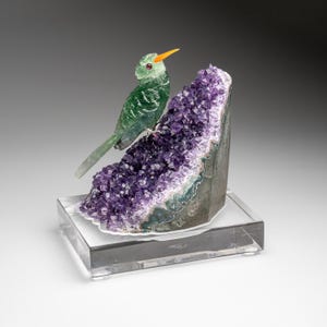 Echter polierter handgeschnitzter Fluorit-Kolibri auf einer Amethyst-Geode (13 cm H)