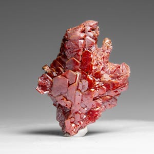 Cúmulo de cristales de vanadinita (crecimiento paralelo en tolva) procedente de Marruecos (43,4 gramos)