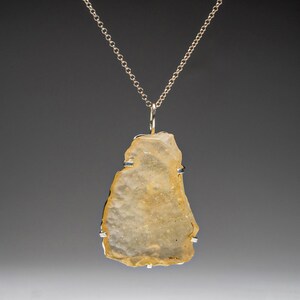 Echter libyscher Wüstenglas-Anhänger (18 Gramm) mit 18 &quot;&quot;Sterlingsilberkette.&quot;