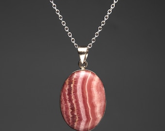 Collar con colgante de rodocrosita en plata de ley – Joyería con gema rosa calada