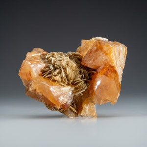 Scheelite avec muscovite de la montagne Xuebaoding près de Pingwu, province du Sichuan, Chine