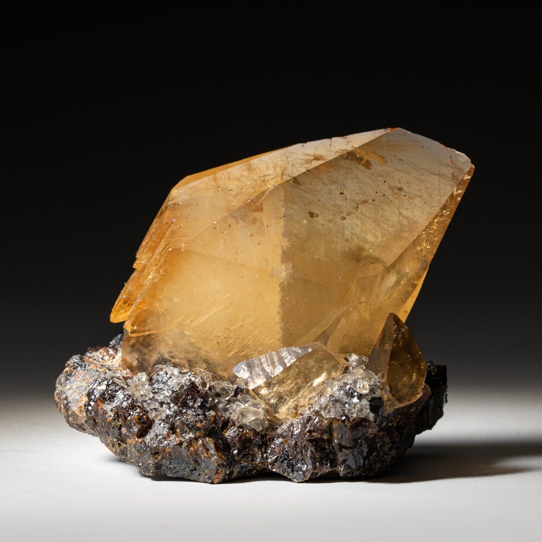 Twinned Golden Calcite Crystal From Elmwood Mine, Tennessee (153.1 ...