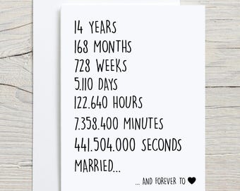 Puede incluir: Una tarjeta blanca con texto negro que dice "14 AÑOS, 168 MESES, 728 SEMANAS, 5.110 DÍAS, 122.640 HORAS, 7.358.400 MINUTOS, 441.504.000 SEGUNDOS, CASADOS... Y PARA SIEMPRE" con un símbolo de corazón negro.