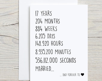 Puede incluir: Una tarjeta blanca con texto negro que dice "17 años, 204 meses, 884 semanas, 6.205 días, 148.920 horas, 8.935.200 minutos, 536.112.000 segundos, Casados... y para siempre" con un símbolo de corazón negro.