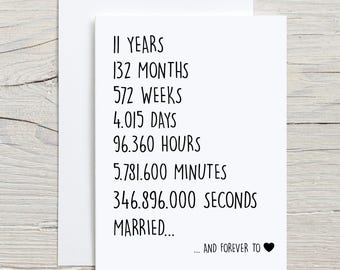 Puede incluir: Una tarjeta blanca con texto negro que dice "II YEARS, 132 MONTHS, 572 WEEKS, 4.015 DAYS, 96.360 HOURS, 5.781.600 MINUTES, 346.896.000 SECONDS, MARRIED... AND FOREVER TO" con un símbolo de corazón negro.