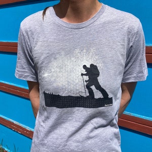 T-shirt femme ski de randonnée et splitboard avec flocons de neige fractals et géométrie sacrée fleur de vie randonnée dans l'arrière-pays art de la montagne
