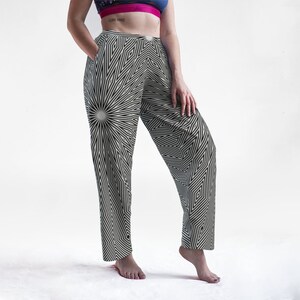 Könnte beinhalten: Schwarz-weiße geometrische gemusterte Hose mit einem Sternburst-Design. Die Hose ist locker geschnitten und hat eine hohe Taille.