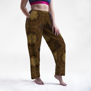 Könnte beinhalten: Braune Hose mit geometrischem Muster. Die Hose hat eine weite Beinweite und eine lockere Passform.