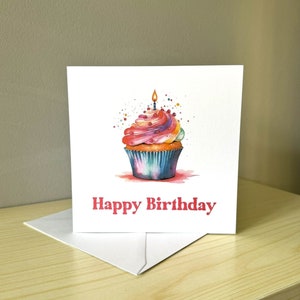 Cartão de feliz aniversário com cupcake arco-íris
