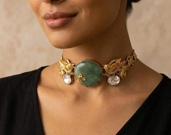 Handgemaakte smaragdgroene choker en oorbellen set met gouden vogelmotief