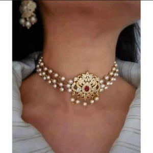 Kundan Perlen Choker Set - Rubin Pink Stein, vergoldet, Drei-Schicht-Halskette