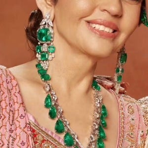 Collana lunga verde ispirata a Nita Ambani Collana importante / Gioielli di celebrità / Collana di diamanti americana
