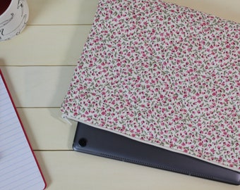 Handgenähte gesteppte Laptophülle in Pink Ditsy Floral