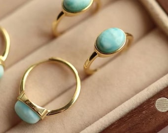 Anillo de larimar natural, anillo de plata de ley bañada en oro, anillo ovalado, anillo de piedra preciosa azul, anillo hecho a mano, joyería de larimar. Anillo bohemio.