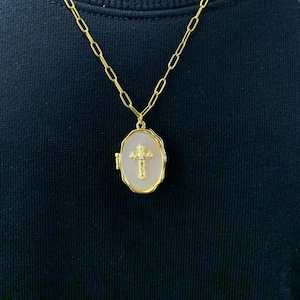 Collar con medallón cruzado, collar con foto impermeable y personalizable, joyería conmemorativa personalizada, collar ovalado de nácar para mujer.