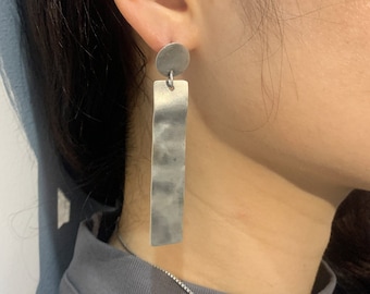 Pendientes de plata martillada, pendientes de barra larga, pendientes colgantes minimalistas, pendientes geométricos texturizados, pendientes artesanales, plata oxidada, regalos