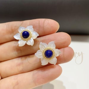 Mother of Pearl Flower Stud Earrings,Dainty Lapis Post Earrings for Women,White Shell Studs,Kawaii Cute Earrings,Birthday Gift for her