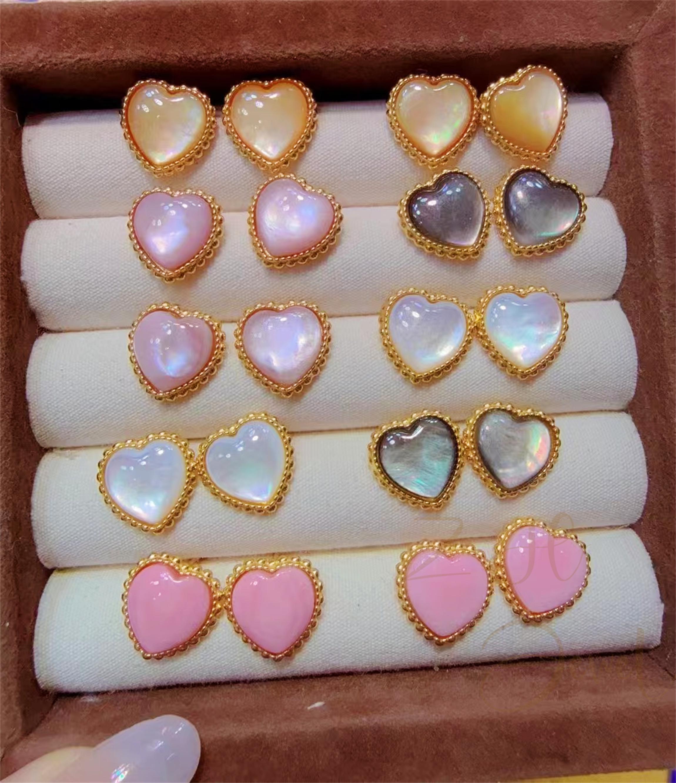 マザーオブパールのハートスタッドピアス、ミニマリストハート