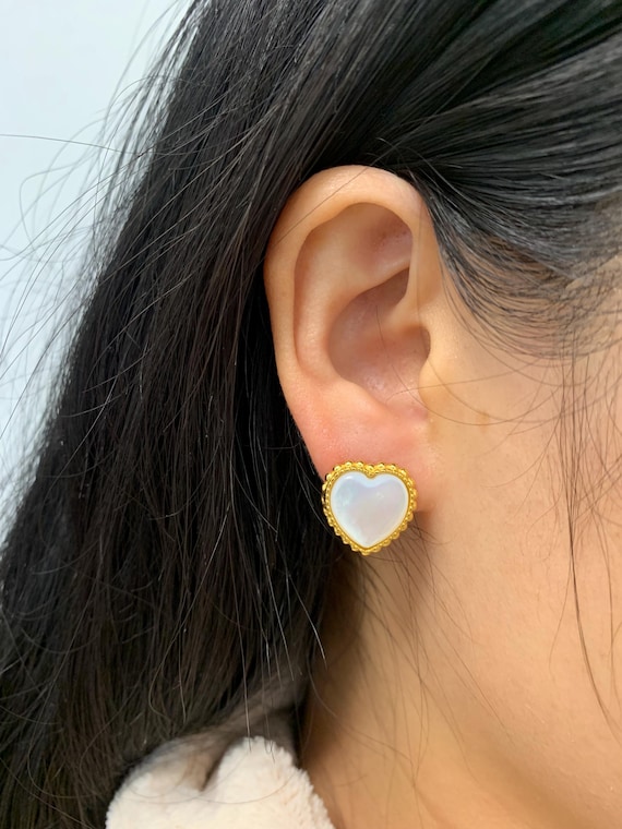 マザーオブパールのハートスタッドピアス、ミニマリストハート