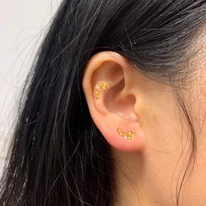 Pequeno escalador de orelha de estrela dourada, brincos de concha para cartilagem perfurante, brincos de pino de zircônia cúbica delicados, rastreador de orelha para meninas, brincos celestiais minimalistas