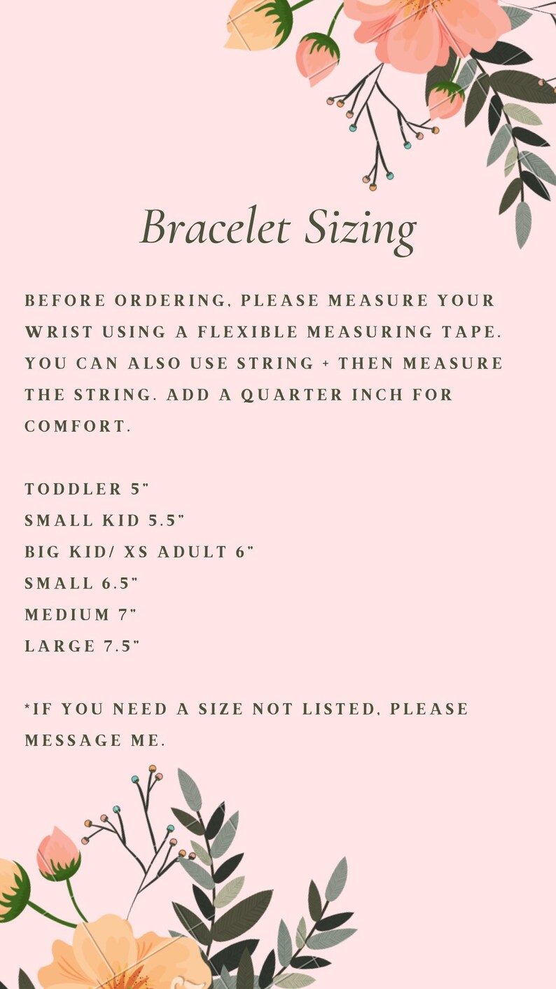 Puede incluir: Un gr&aacute;fico rosa y blanco con acentos florales proporciona instrucciones para medir el tama&ntilde;o de la mu&ntilde;eca para pulseras. El texto dice: "Bracelet Sizing" e incluye informaci&oacute;n de tallas para ni&ntilde;os peque&ntilde;os, ni&ntilde;os peque&ntilde;os, adultos y mu&ntilde;ecas grandes. El texto tambi&eacute;n dice: "Antes de ordenar, mida su mu&ntilde;eca con una cinta m&eacute;trica flexible. Tambi&eacute;n puede usar una cuerda + luego medir la cuerda. Agregue un cuarto de pulgada para mayor comodidad."