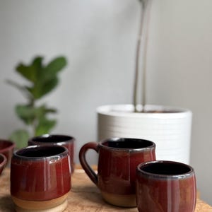 Juego de cerámica clásica de gres, color burdeos.