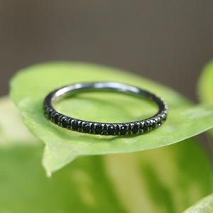 Schwarzer Diamant Ehering, Eternity Band, Schwarzgold überzogener Diamantring, 2 mm Dünner Diamant Ehering, Schwarzer Diamant Stapelring