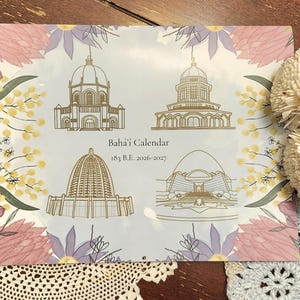 Può includere: Calendario Baha'i con disegni di edifici e il testo "Baha'i Calendar 183 B.E. 2026-2027". Il design include motivi floreali in rosa, viola e giallo, adatto per l'arredamento della casa.