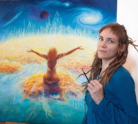 空に浮かぶ雲の上を飛ぶ幻想的な裸の女性のボヘミアンインテリア