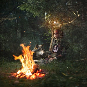 Impresión del cartel del bosque / Imagen chamánica / Fotografía de fantasía con mujer con lobo sentado en el bosque cerca del fuego