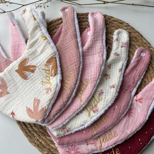 Bavoir bébé fille et garçon personnalisé avec prénom en double gaze de coton, idéal pour cadeau de naissance