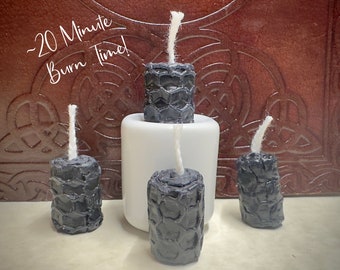 Set di 4 candele magiche in miniatura in cera d'api arrotolate a mano / Combustione da 20 minuti / Candele rituali e di stregoneria / Candele coniche