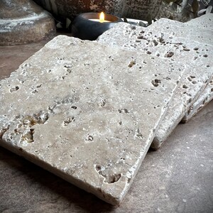 Posavasos cuadrado de travertino natural I Posavasos individual / Posavasos absorbentes / Posavasos para bebidas / Posavasos de azulejos / Posavasos de piedra / Fondo de corcho