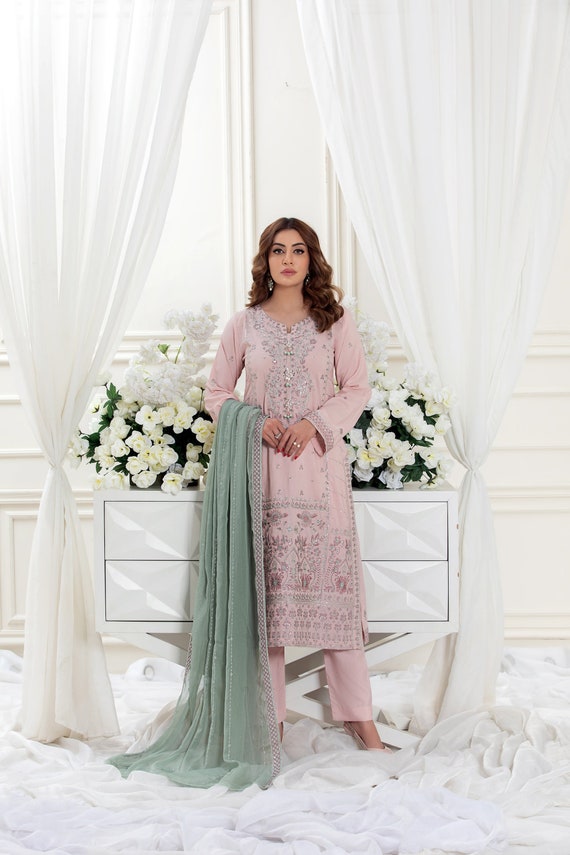 Light pink pakistani dresses deals