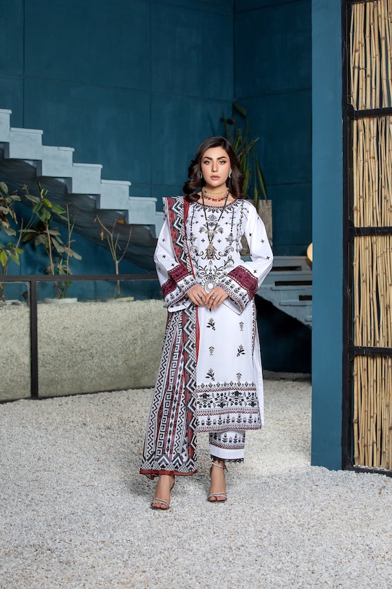 スーツ・フォーマル・ドレス Pakistani Embroidered Dress 3-Piece Embroidered White Floral Pakistani Dress, 3 Piece Cambric Cotton