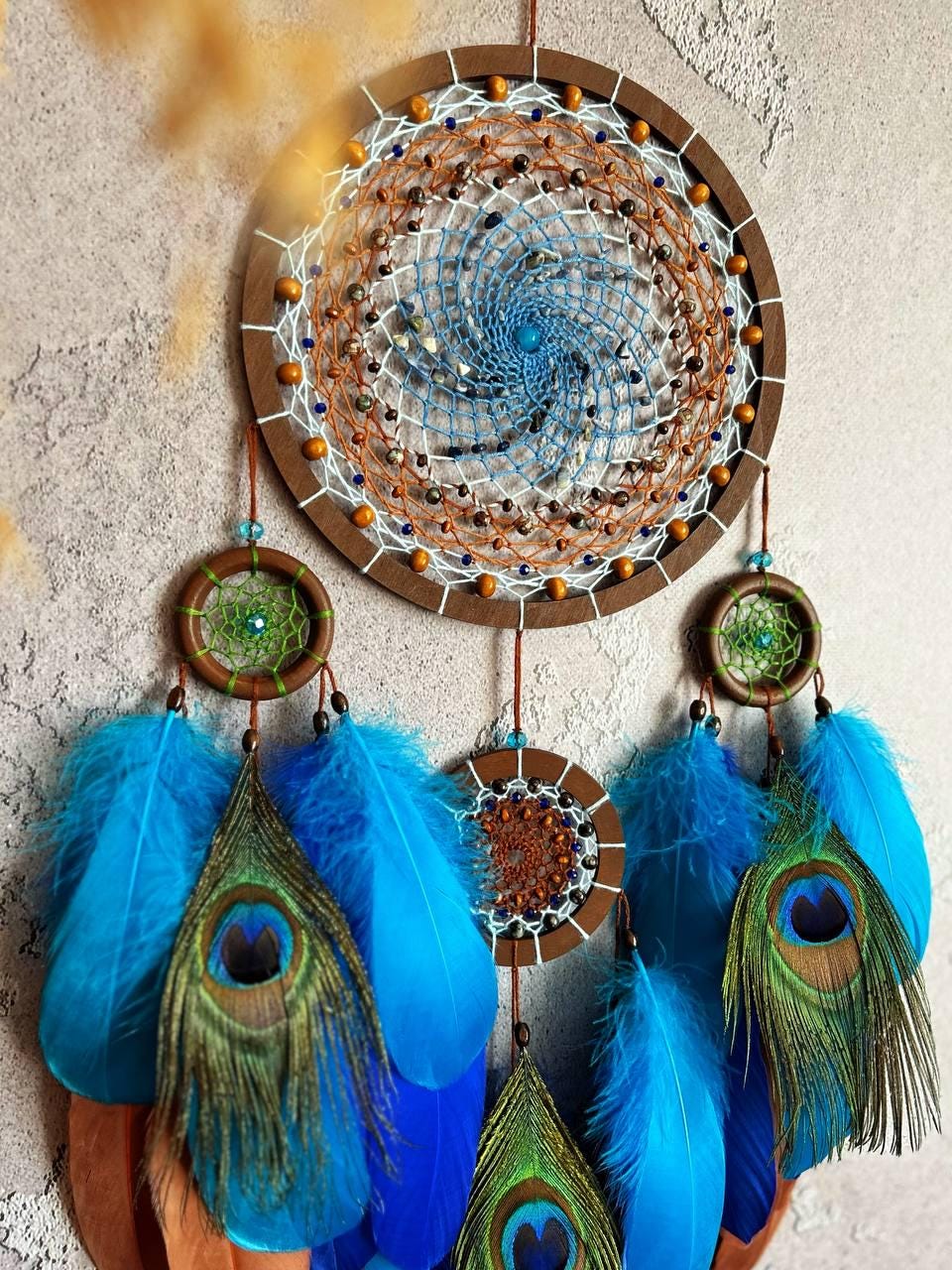 青い大きなドリームキャッチャーのインディアンデザイン、本物の