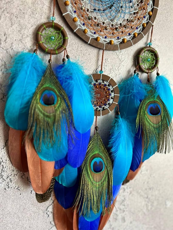 青い大きなドリームキャッチャーのインディアンデザイン、本物の