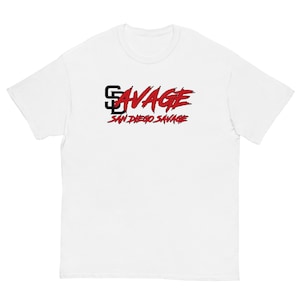 Peut inclure: T-shirt blanc avec un motif rouge et noir qui dit "SAVAGE" avec "SAN DIEGO SAVAGE" en dessous.